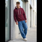 Vinröd hoodie herr outfit med jeans och sneakers