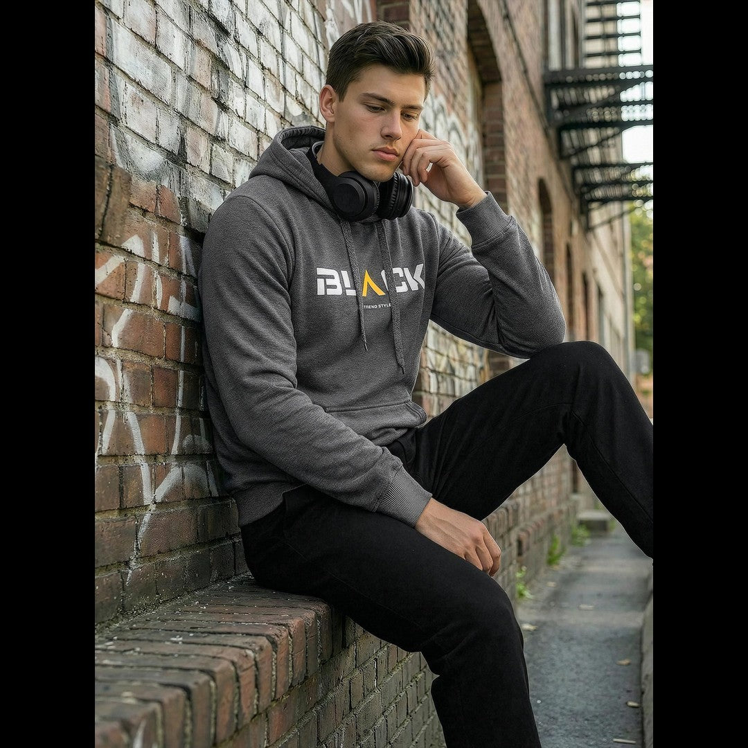 Grå hoodie för herr med BLACK-tryck i modern streetwear-stil sittande