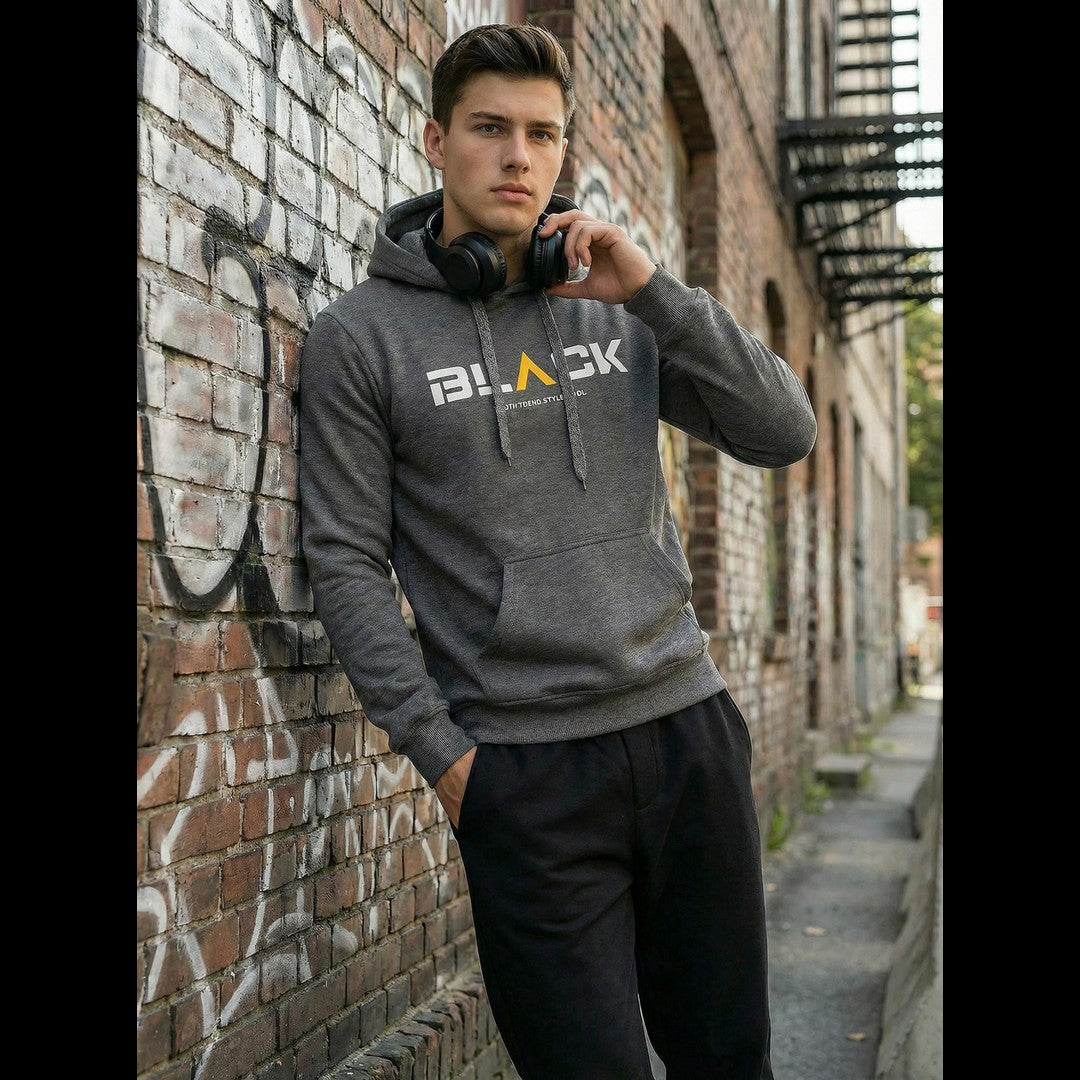 Grå hoodie för herr med BLACK-tryck i modern streetwear-stil stående