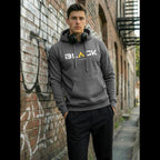 Grå hoodie för herr med BLACK-tryck i modern streetwear-stil