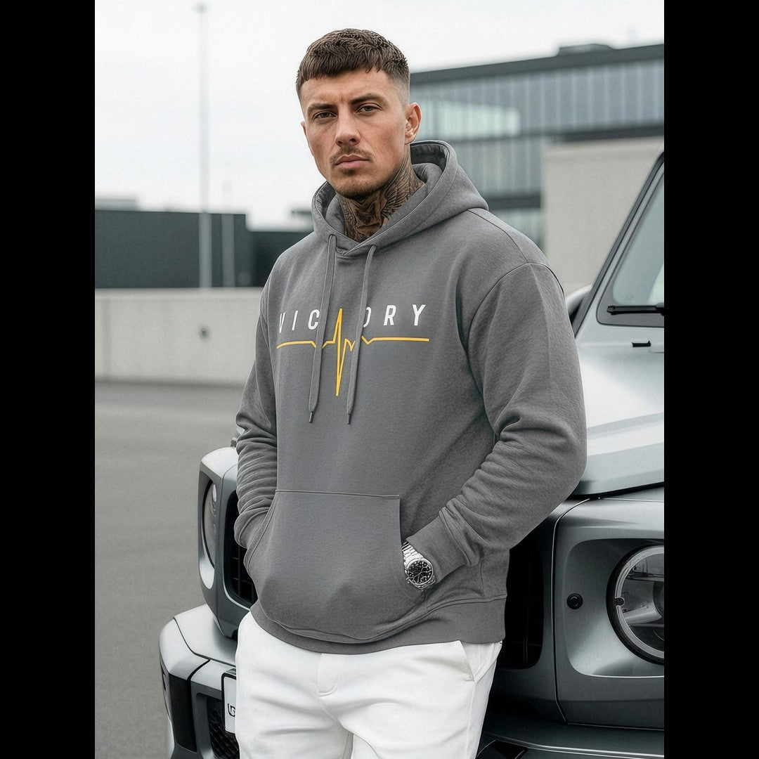 Grå hoodie för herr med Victory-tryck och pulsmotiv framtill framifrån