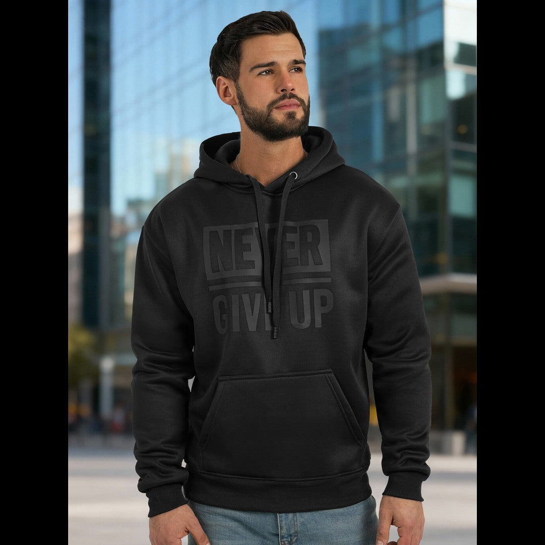 Svart hoodie för herr med diskret Never Give Up-tryck framtill