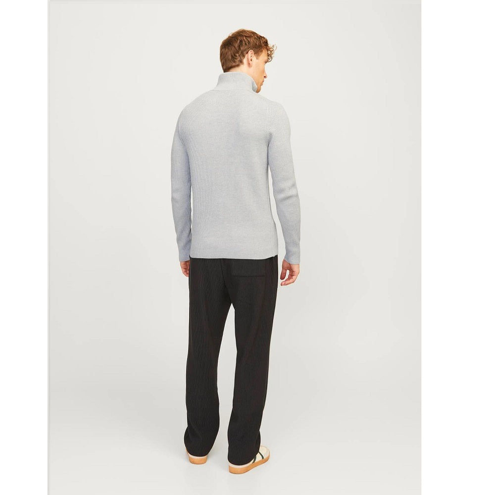 ljusgrå stickad herrtröja från Jack & Jones bakifrån