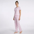 Kortärmad pyjamas dam i 100% bomull från Gaubert med rosa hjärtmönster och långa pyjamasbyxor modell från sidan