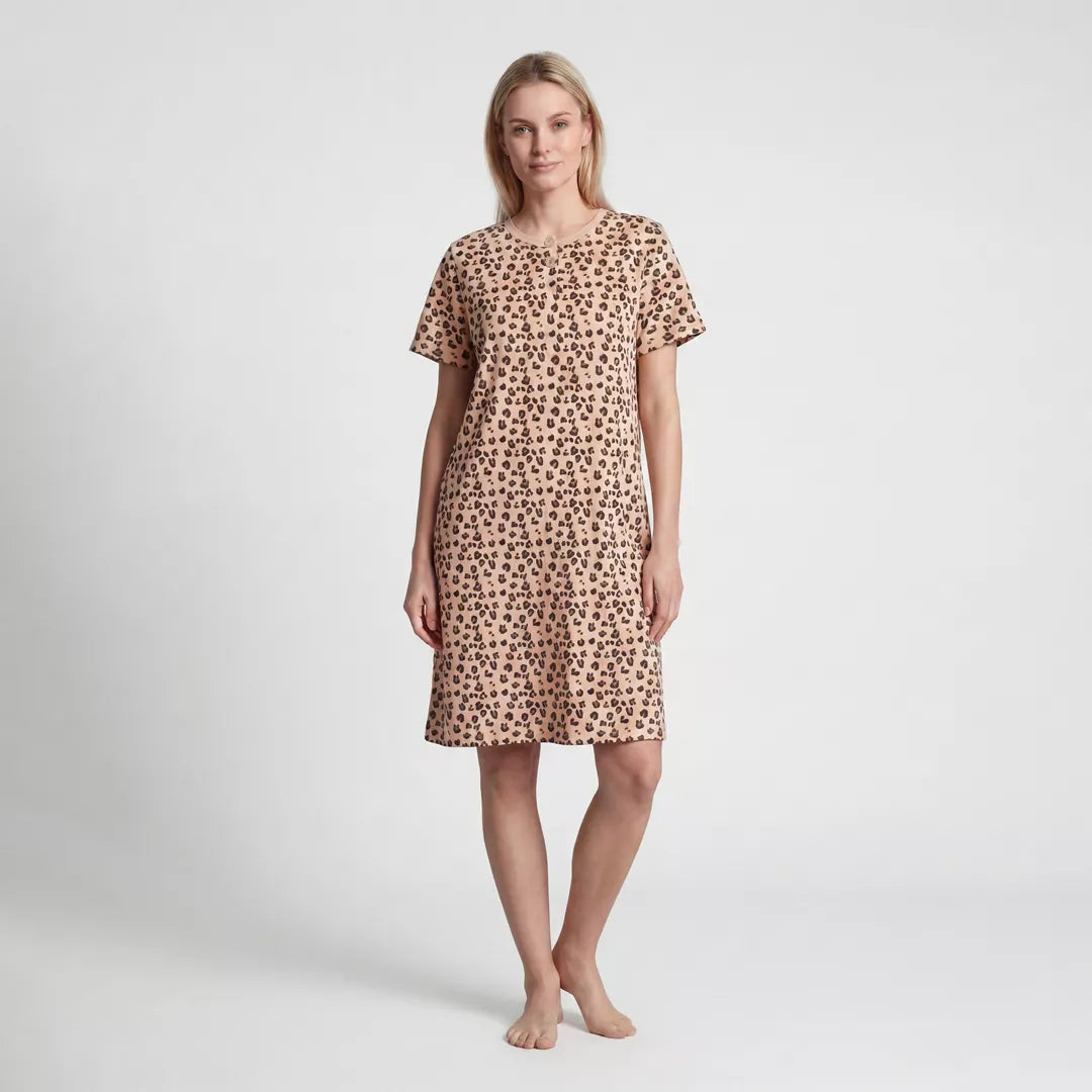 Modell bär leopardmönstrat nattlinne med kort ärm