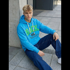 Hoodie ljusblå Back super huvtröja sittandes