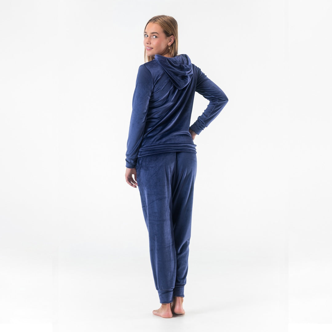 Marinblått mysset dam i mjuk velour med huva sett bakifrån