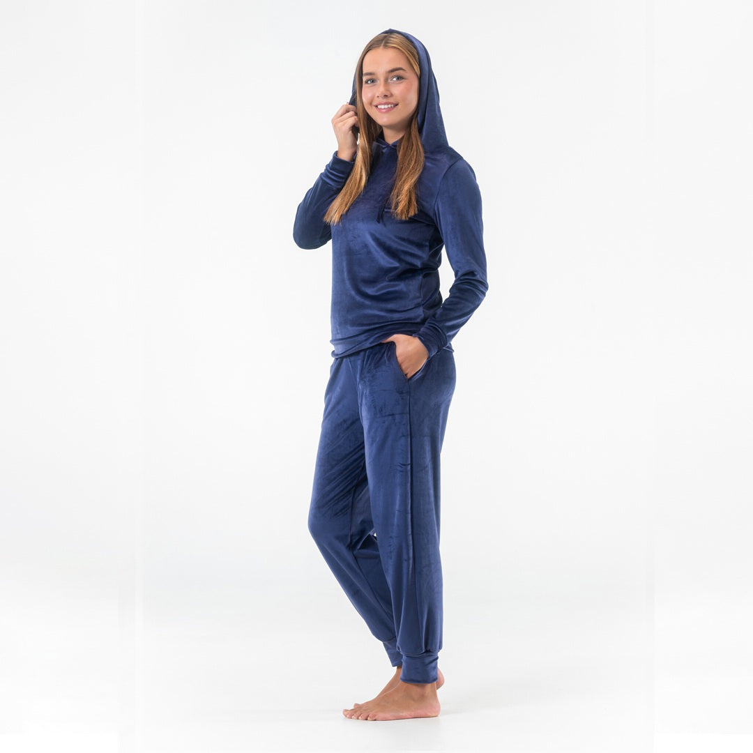 Marinblått velourset dam från Gaubert med hoodie och mjukisbyxor