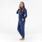 Marinblått velourset dam från Gaubert med hoodie och mjukisbyxor