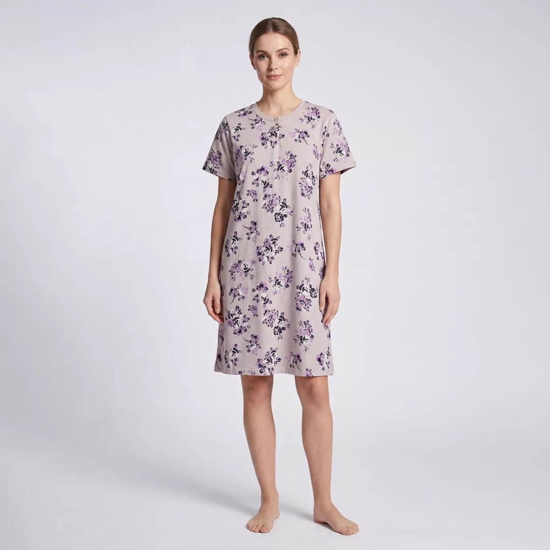 Modell bär kortärmat nattlinne med elegant blommönster