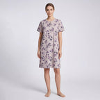 Modell bär kortärmat nattlinne med elegant blommönster
