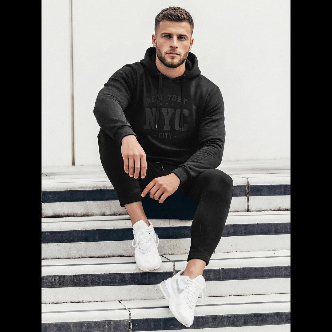 Svart hoodie för herr med ton-i-ton New York NYC-tryck sittandes