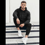Svart hoodie för herr med ton-i-ton New York NYC-tryck sittandes