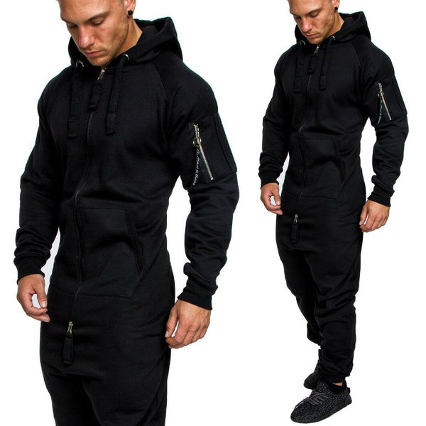 Svart onesie med attiyyd för endast 489 kr