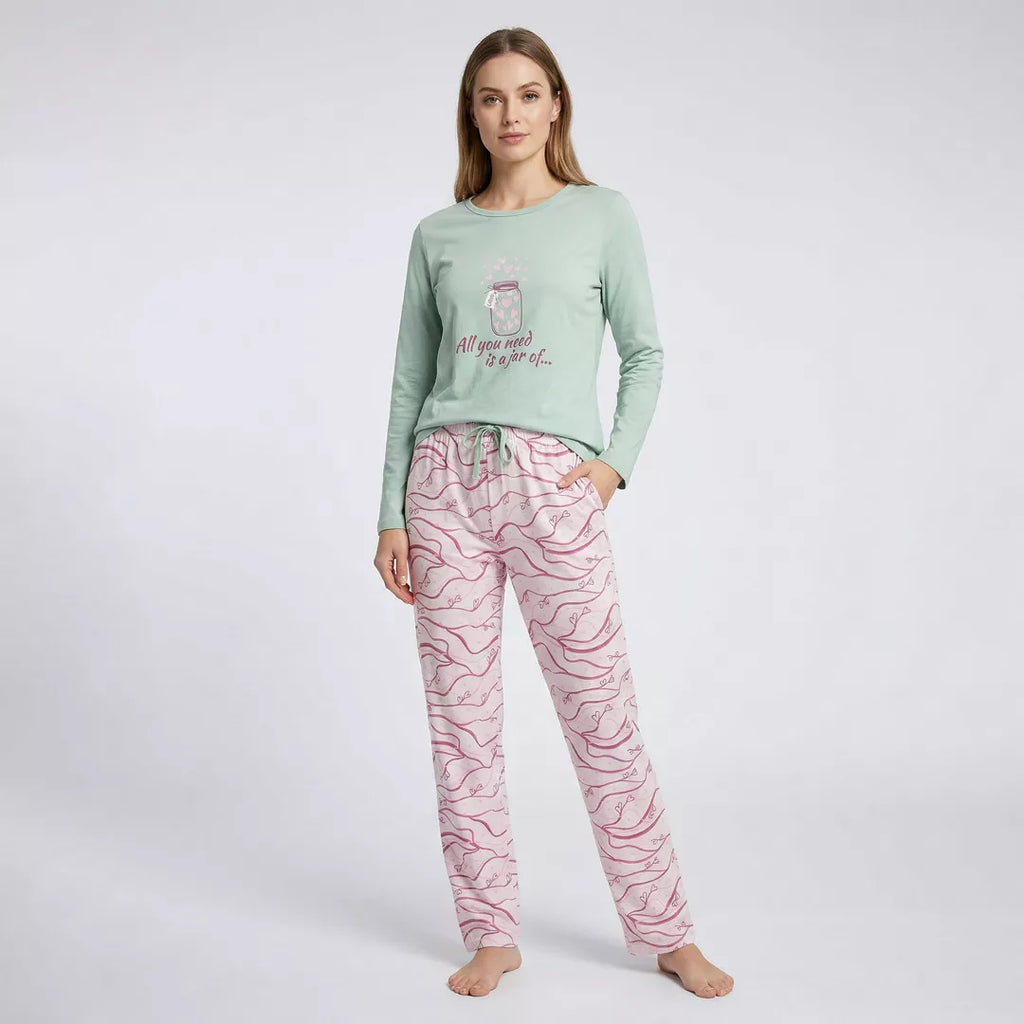 Pyjamas dam 100% bomull från Gaubert med långärmad grön tröja och mönstrade långbyxor framifrån