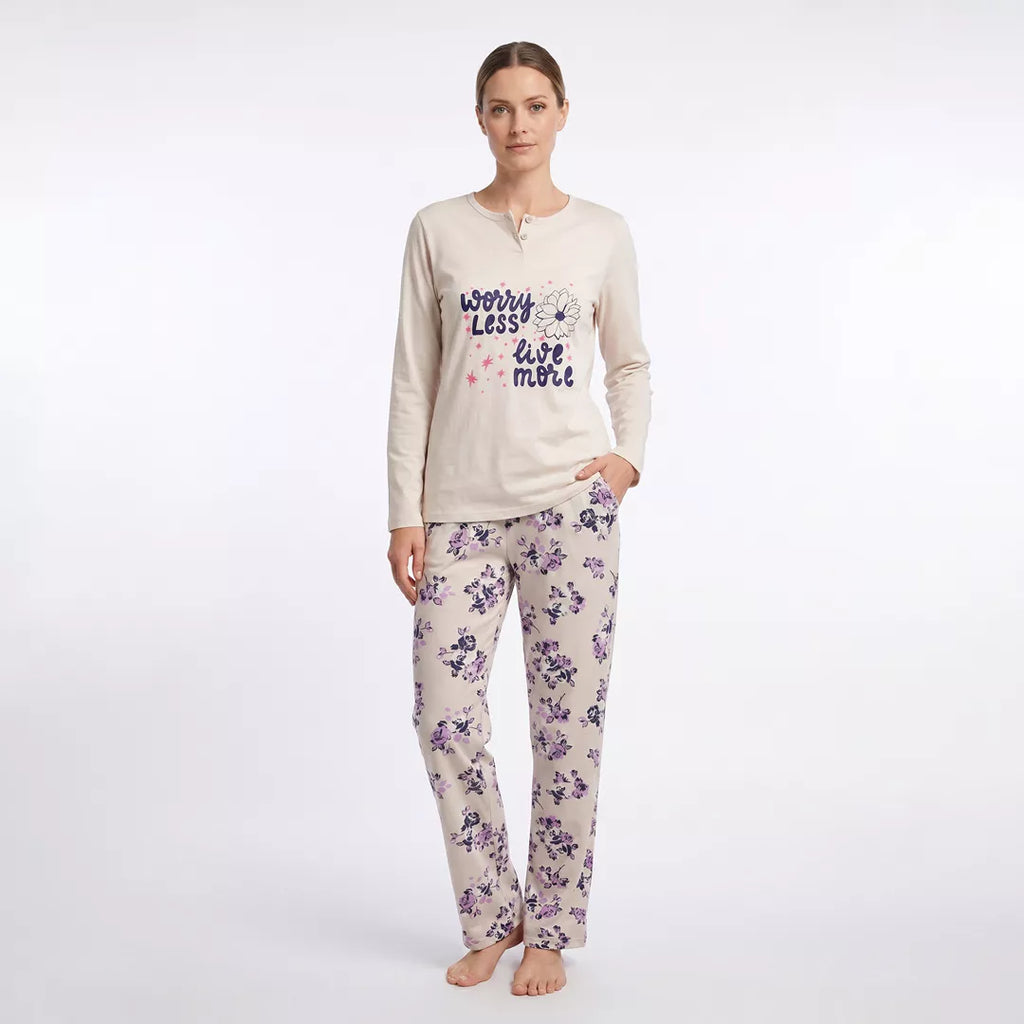 Långärmad pyjamaströja för dam i 100% bomull med motivet Worry Less Live More modellbild framifrån