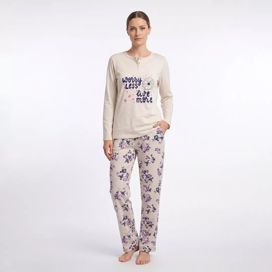 Långärmad pyjamaströja för dam i 100% bomull med motivet Worry Less Live More modellbild framifrån