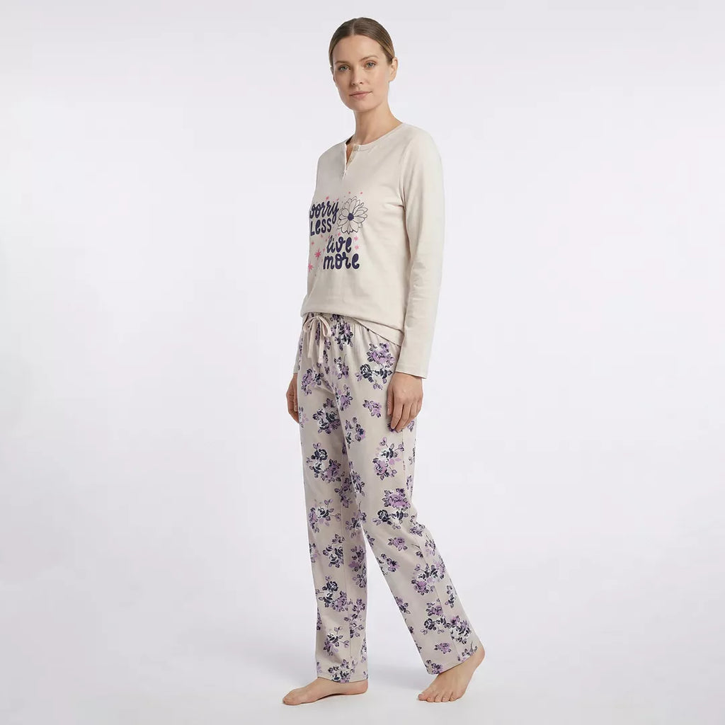 Långärmad pyjamaströja för dam i 100% bomull med motivet Worry Less Live More modellbild från sidan
