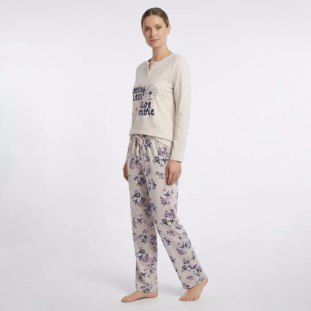 Långärmad pyjamaströja för dam i 100% bomull med motivet Worry Less Live More modellbild från sidan