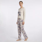 Långärmad pyjamaströja för dam i 100% bomull med motivet Worry Less Live More modellbild från sidan