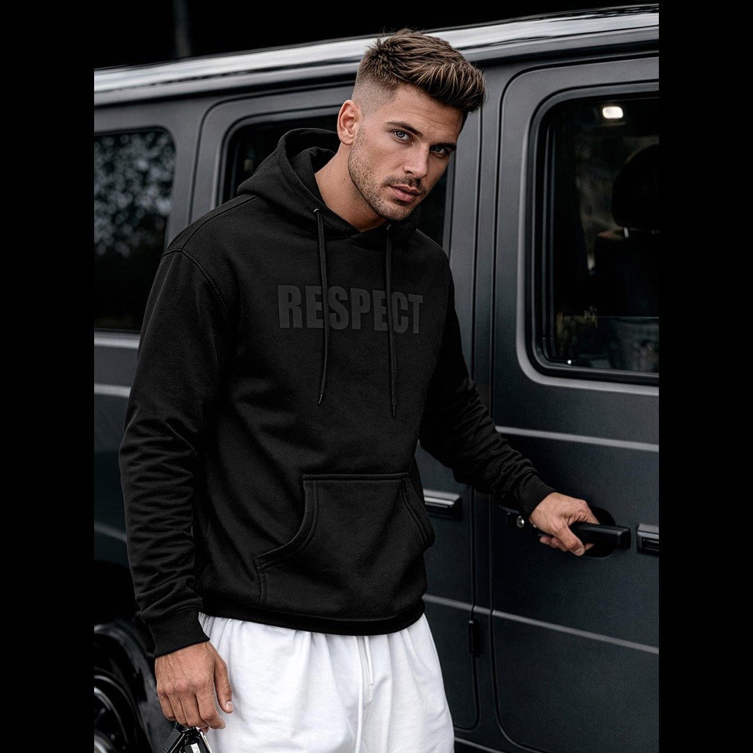 Svart hoodie herr med ton-i-ton RESPECT-tryck och känguruficka framifrån