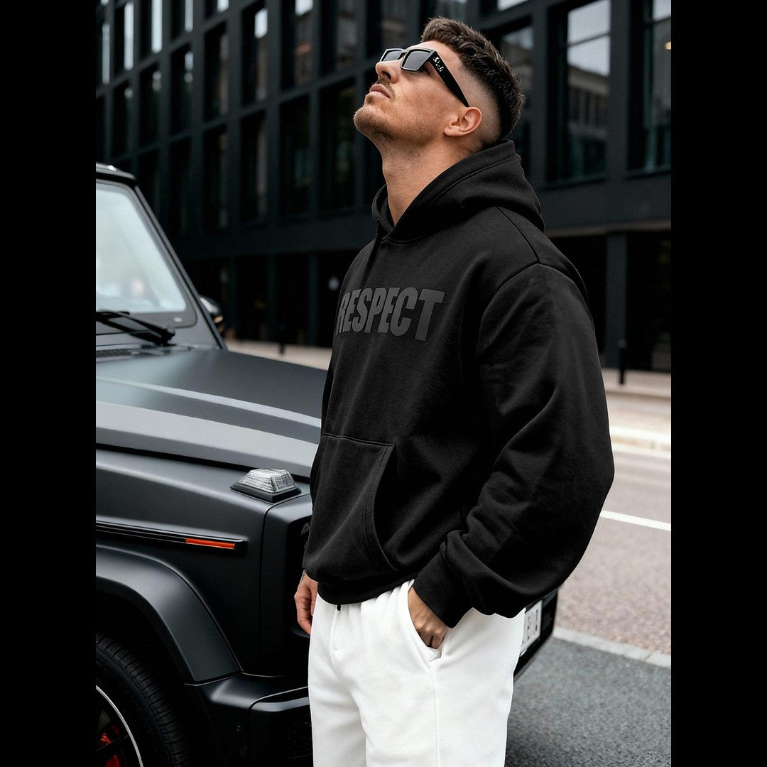 Svart hoodie herr med ton-i-ton RESPECT-tryck och känguruficka stående