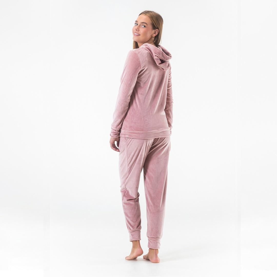 Puderrosa mysset dam i mjuk velour sett bakifrån