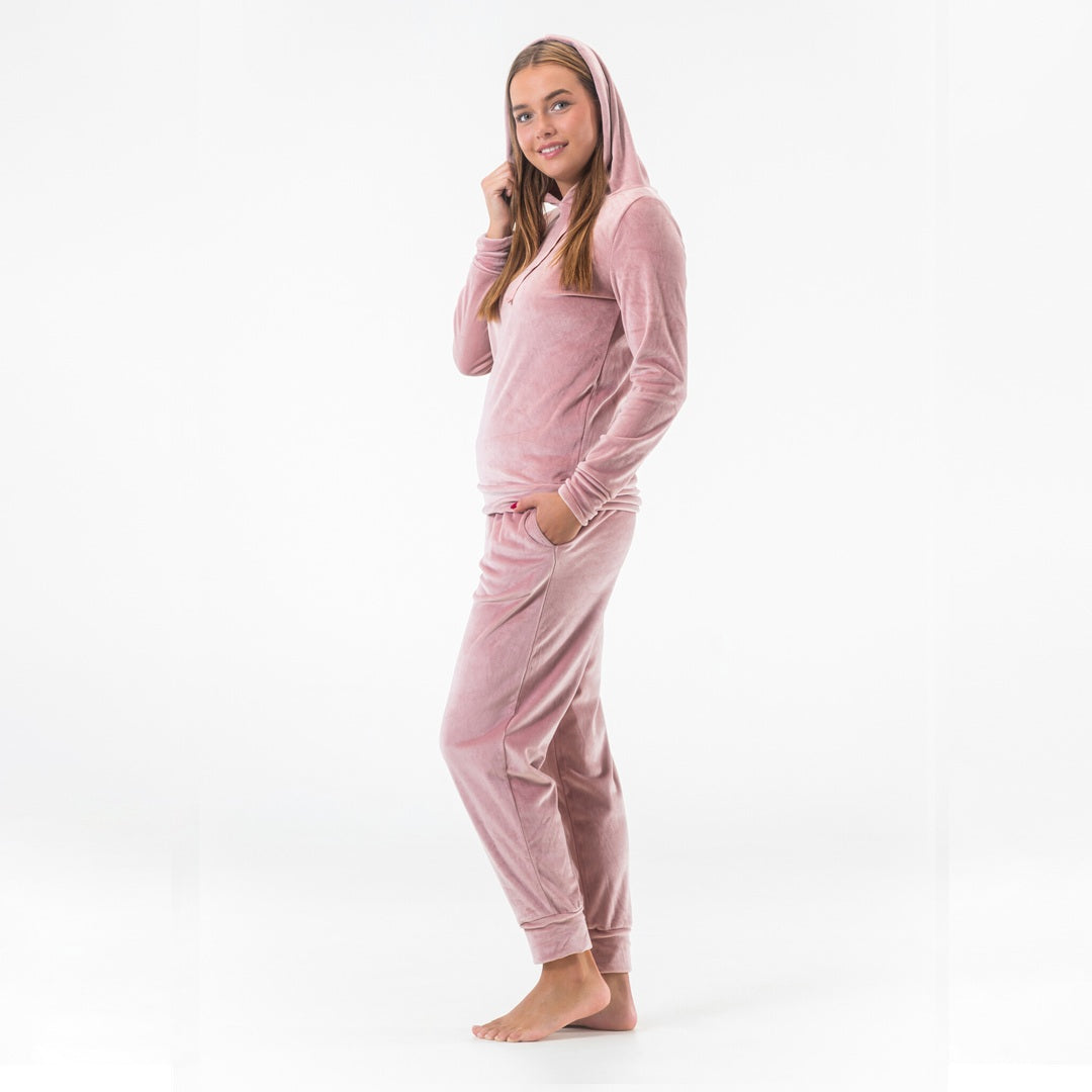 Rosa mjukisset dam med huvtröja och matchande velourbyxor