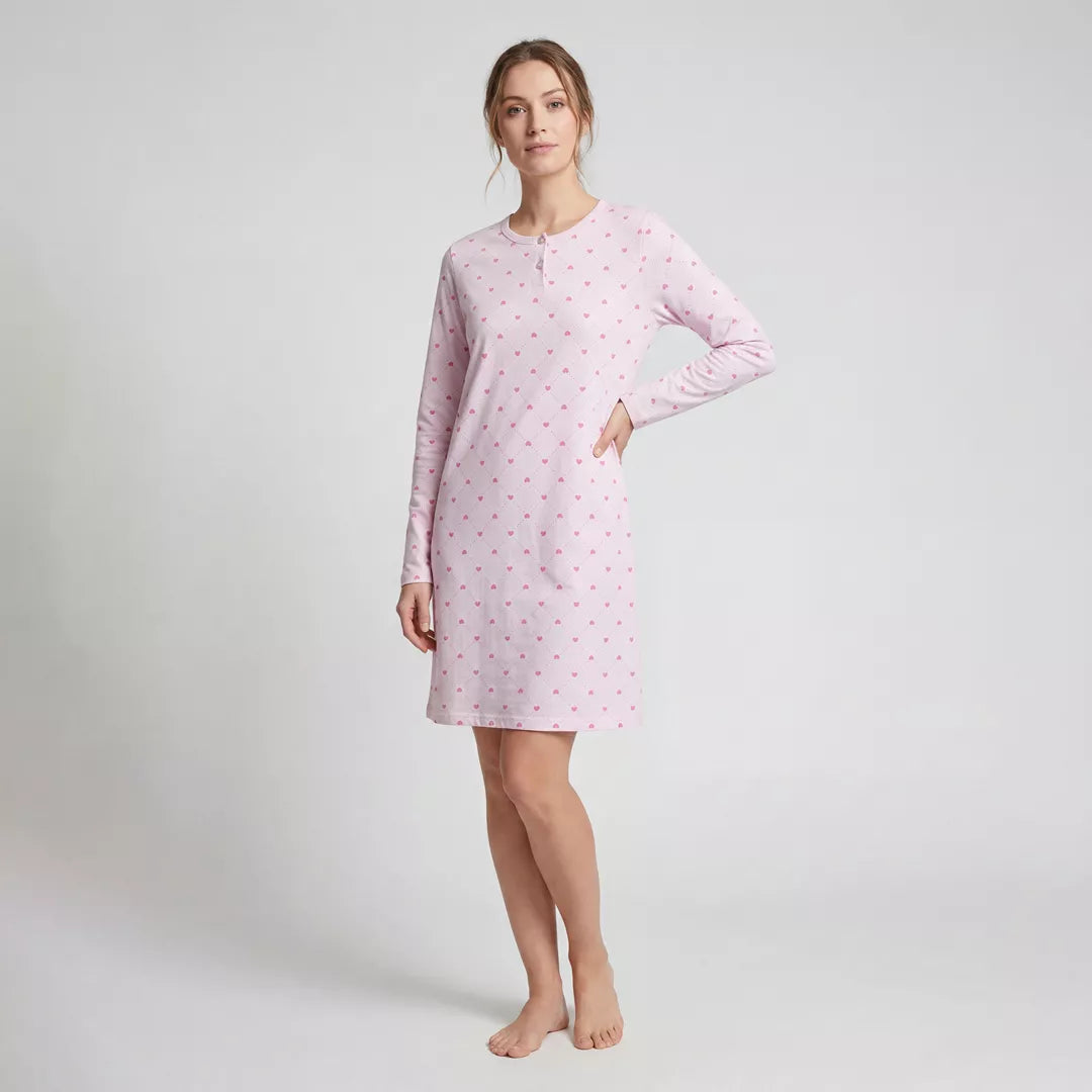 Modell bär rosa långärmat nattlinne med hjärtmönster