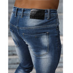 Klassiskt ljusblåa herrjeans bakifrån