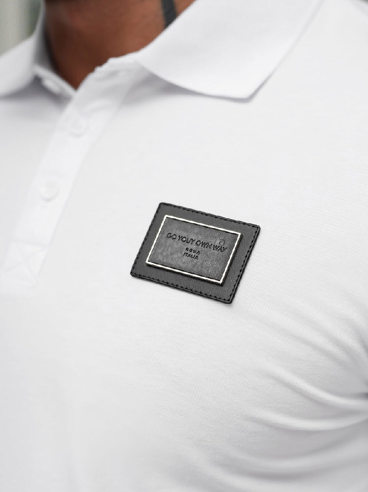 Klassisk Vit Pikétröja - Stilren Bröstpatch zoomad