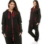 Svart jumpsuit med röda inslag, riktigt skön onesie