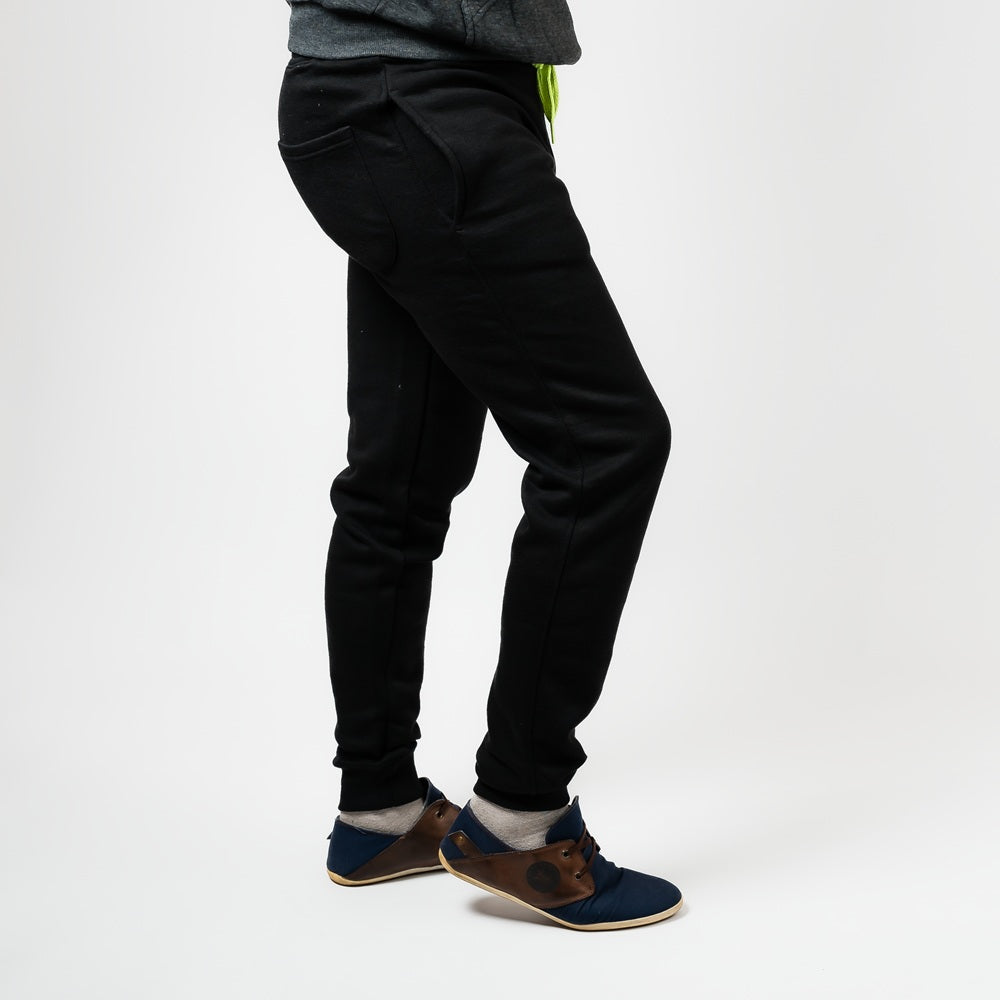 Billiga svarta mjukisbyxor modell stockholm från sidan