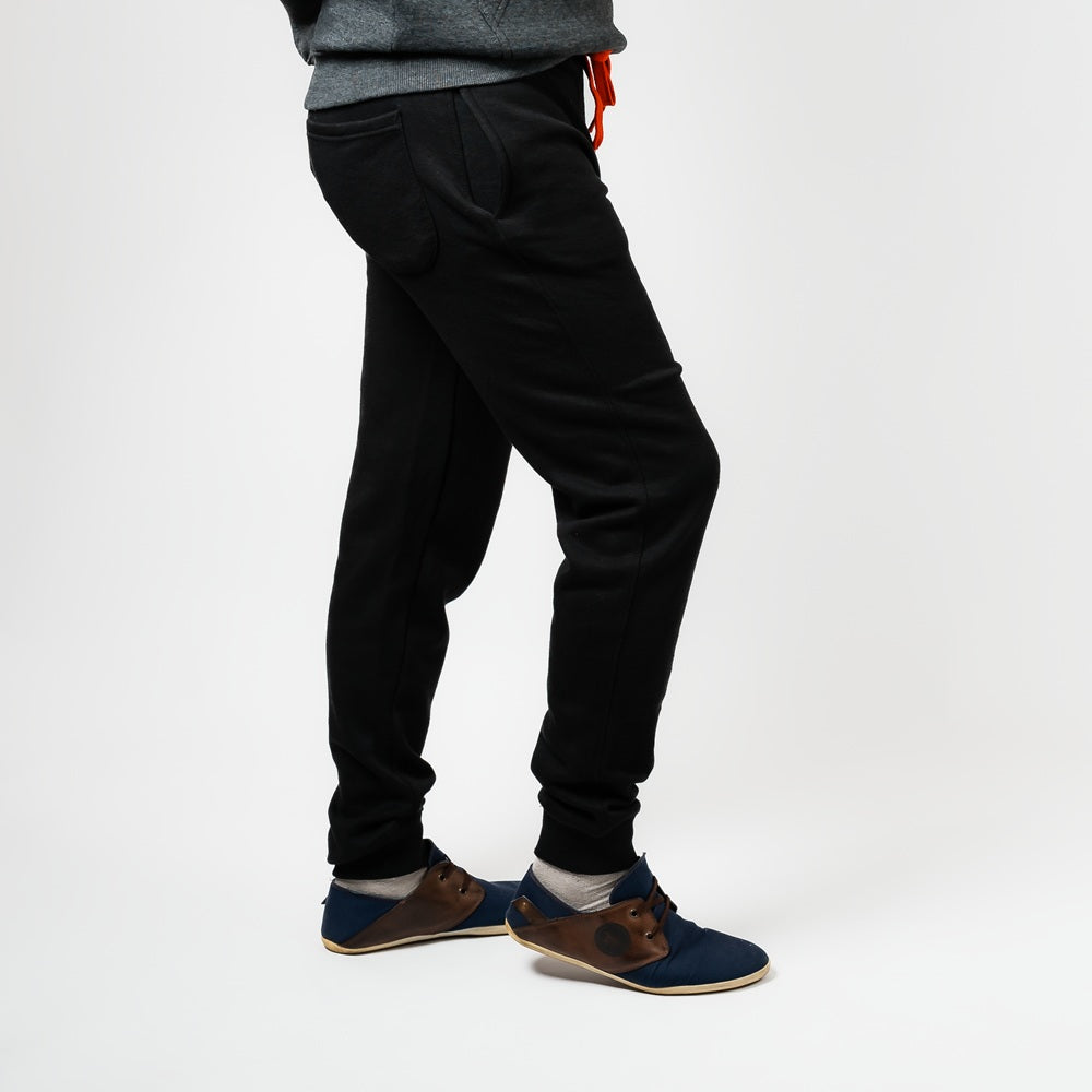 Billiga svarta mjukisbyxor med röda snören - modell Stockholm från sidan