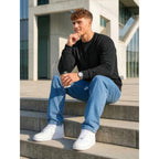 Billig svart sweatshirt herr sittande modell