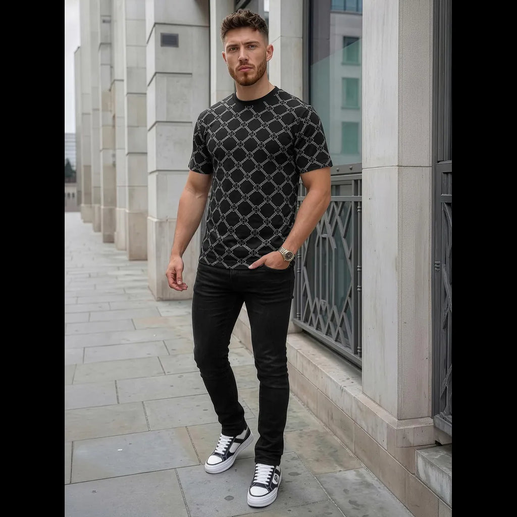 Herrmodell med svart mönstrad t-shirt streetwear