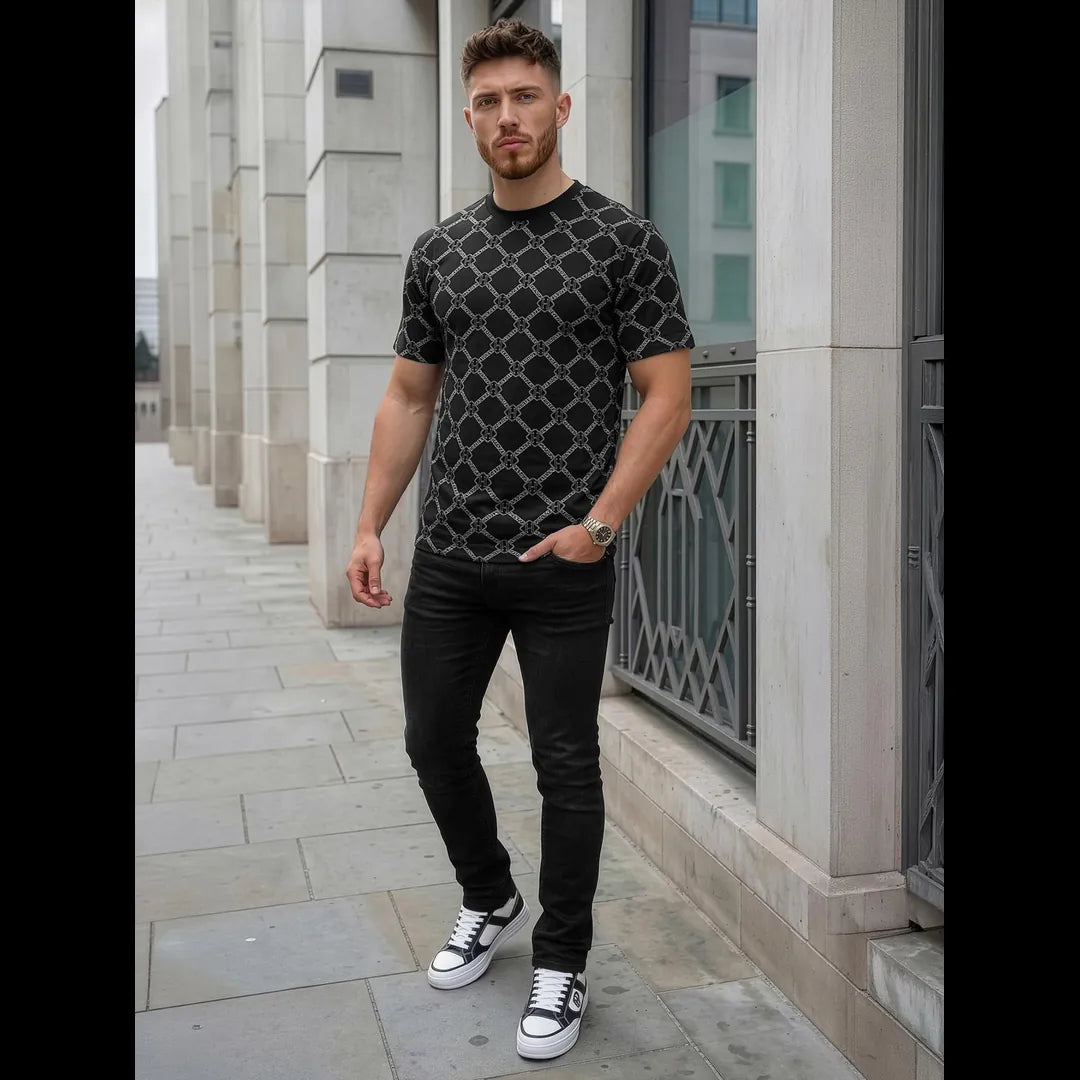 Herrmodell med svart mönstrad t-shirt streetwear