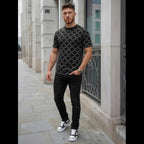 Herrmodell med svart mönstrad t-shirt streetwear