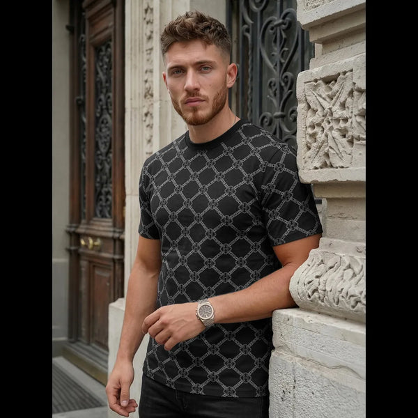 Svart mönstrad t-shirt herr framifrån