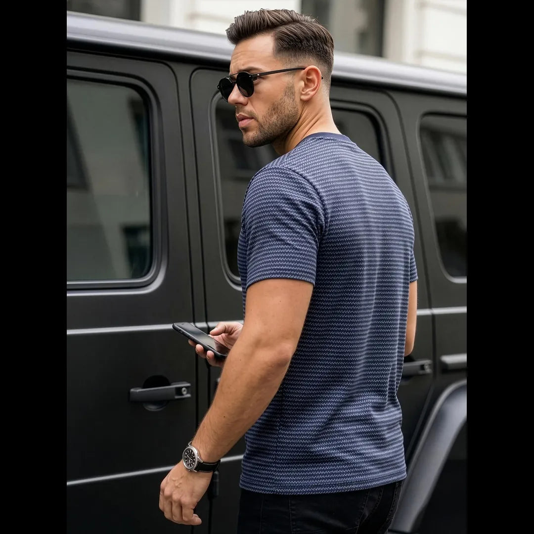 Mörkblå mönstrad t-shirt herr bakifrån i 100% bomull med kort ärm och regular fit