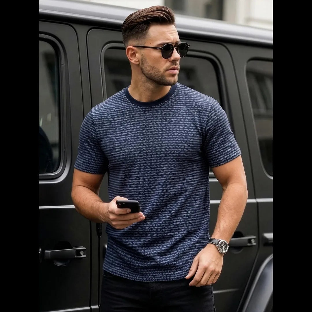 Mörkblå mönstrad t-shirt herr i 100% bomull med regular fit och rund hals, framifrån