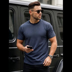 Mörkblå mönstrad t-shirt herr i 100% bomull med regular fit och rund hals, framifrån