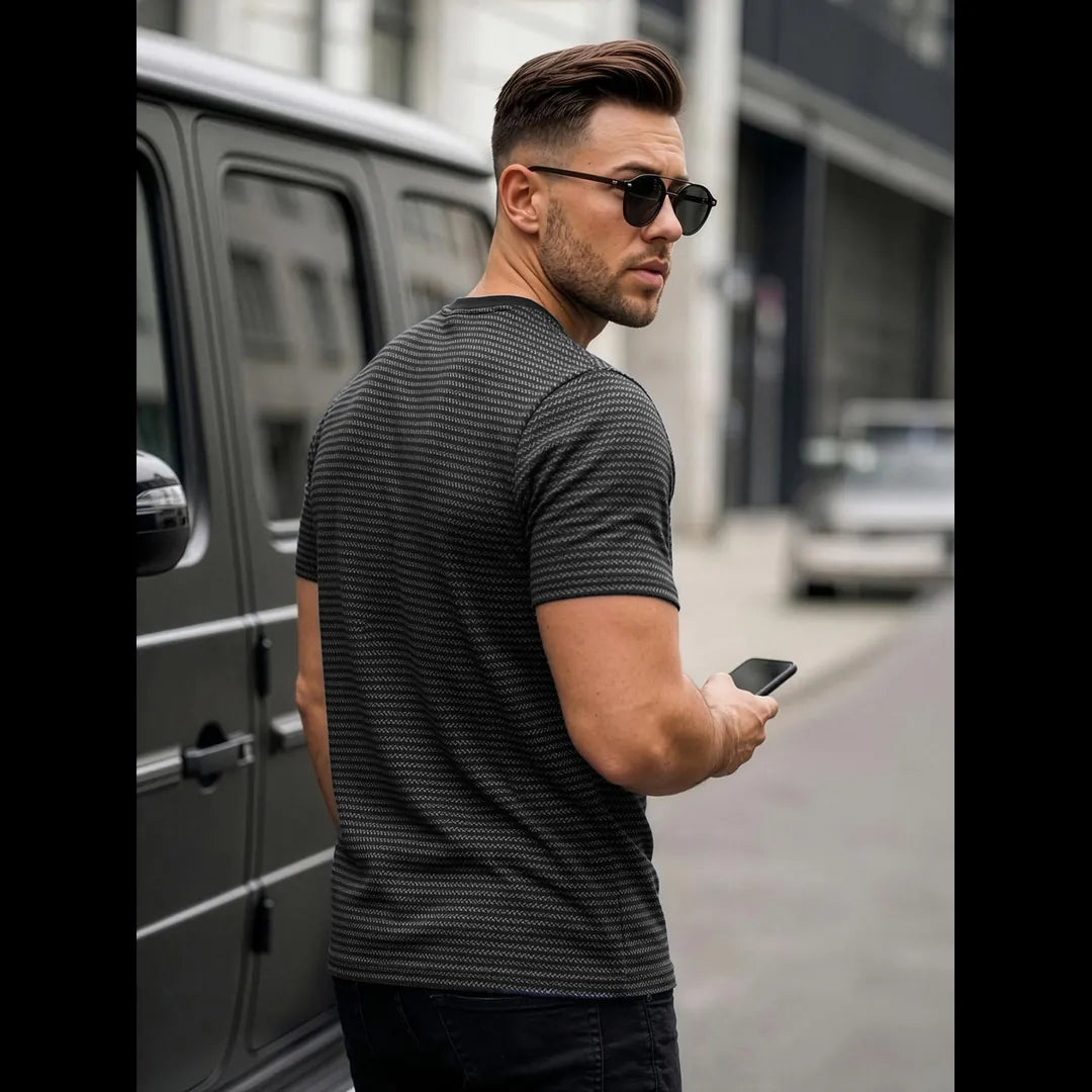 Svart mönstrad t-shirt herr bakifrån i bomull med kort ärm och modern passform