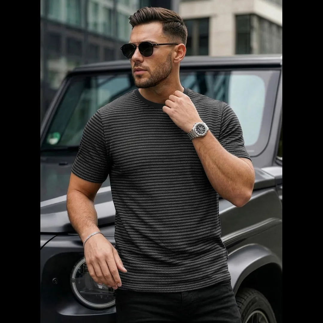 Svart mönstrad t-shirt herr i 100% bomull med regular fit och rund hals, stilren design framifrån