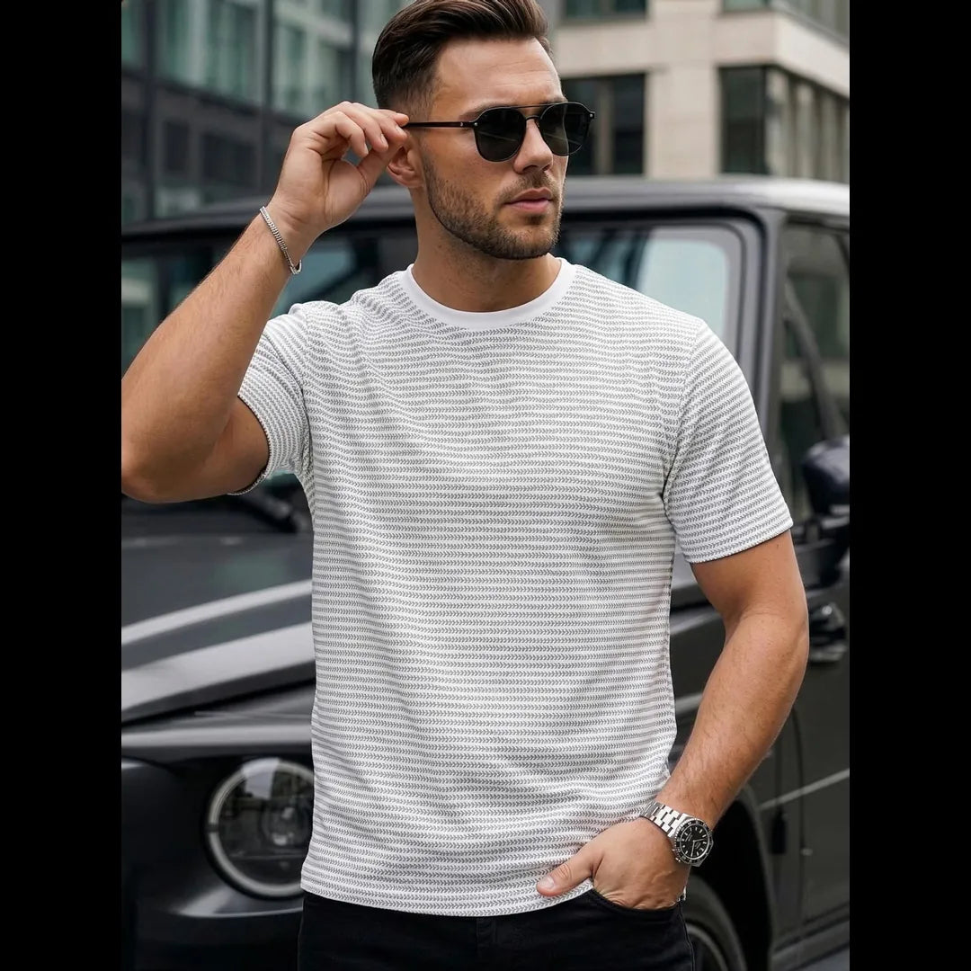 Vit mönstrad t-shirt herr i 100% bomull med regular fit och rund hals, stilren design framifrån