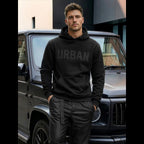 Svart Urban hoodie herr från sidan framför bil – modern streetwear