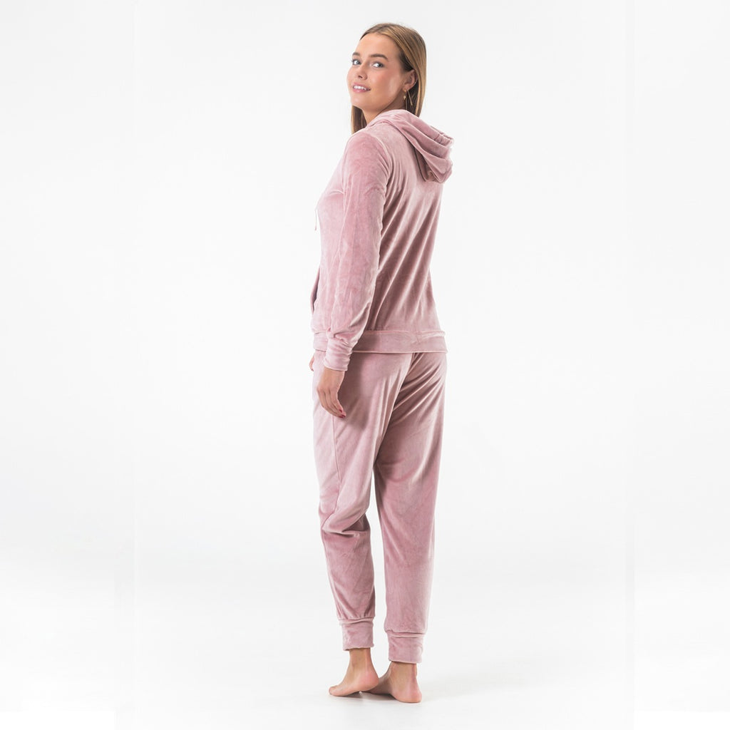 Rosa velourdress för dam från Gaubert sedd snett bakifrån med huva, långa ärmar och byxor med muddar