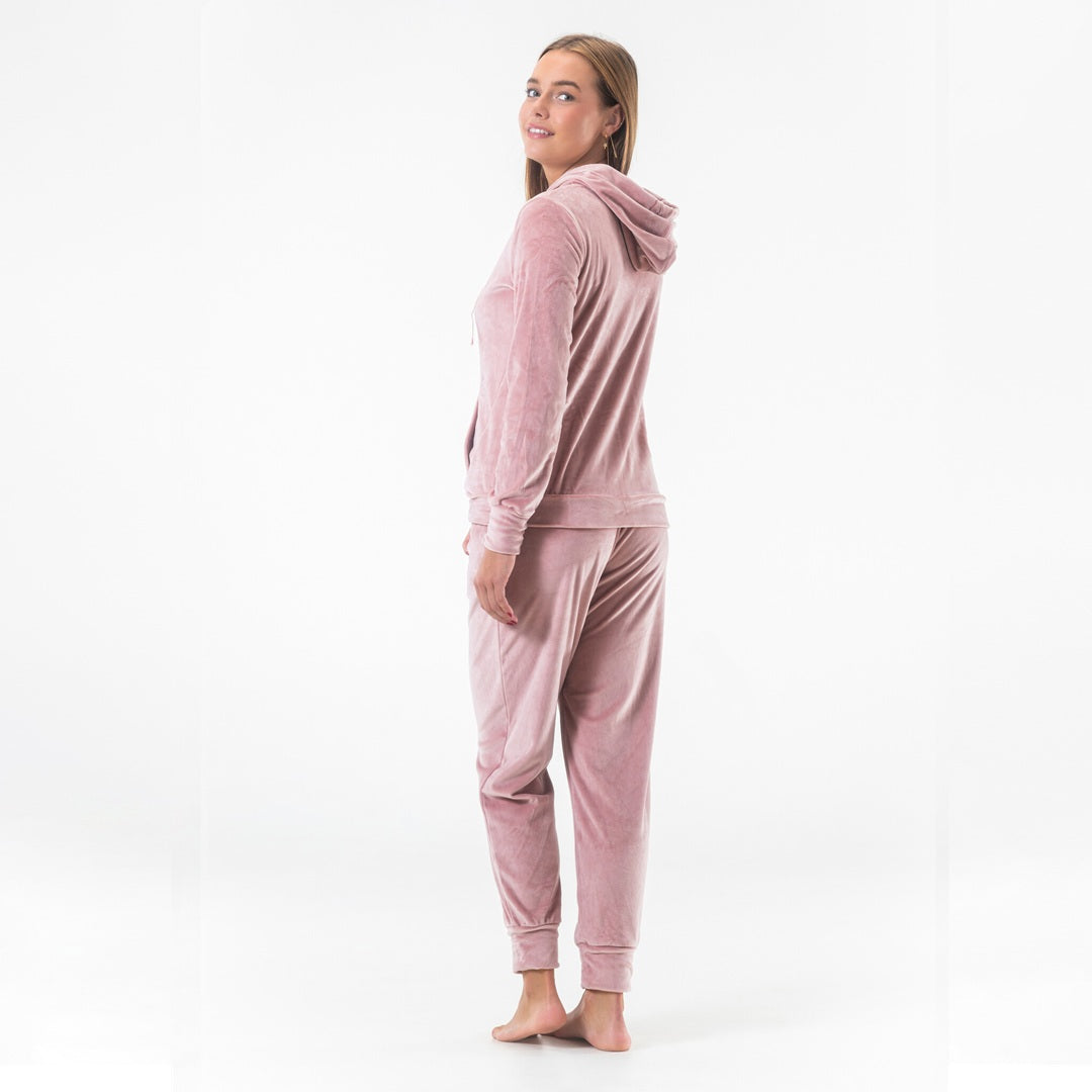 Rosa velourdress för dam från Gaubert sedd snett bakifrån med huva, långa ärmar och byxor med muddar