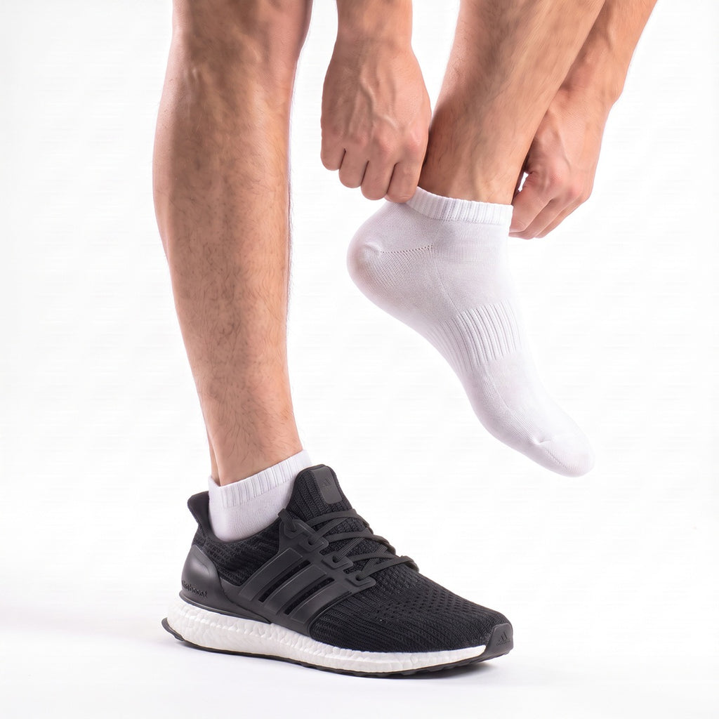Vita ankelstrumpor på foten till sneakers