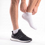 Vita ankelstrumpor på foten till sneakers